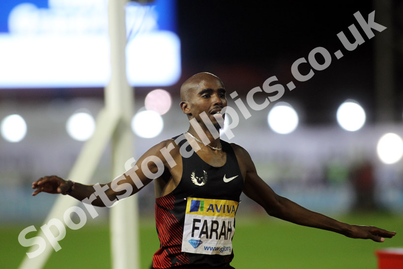 Mo Farah wins the 3000 metres, 2011 Aviva London Grand Prix